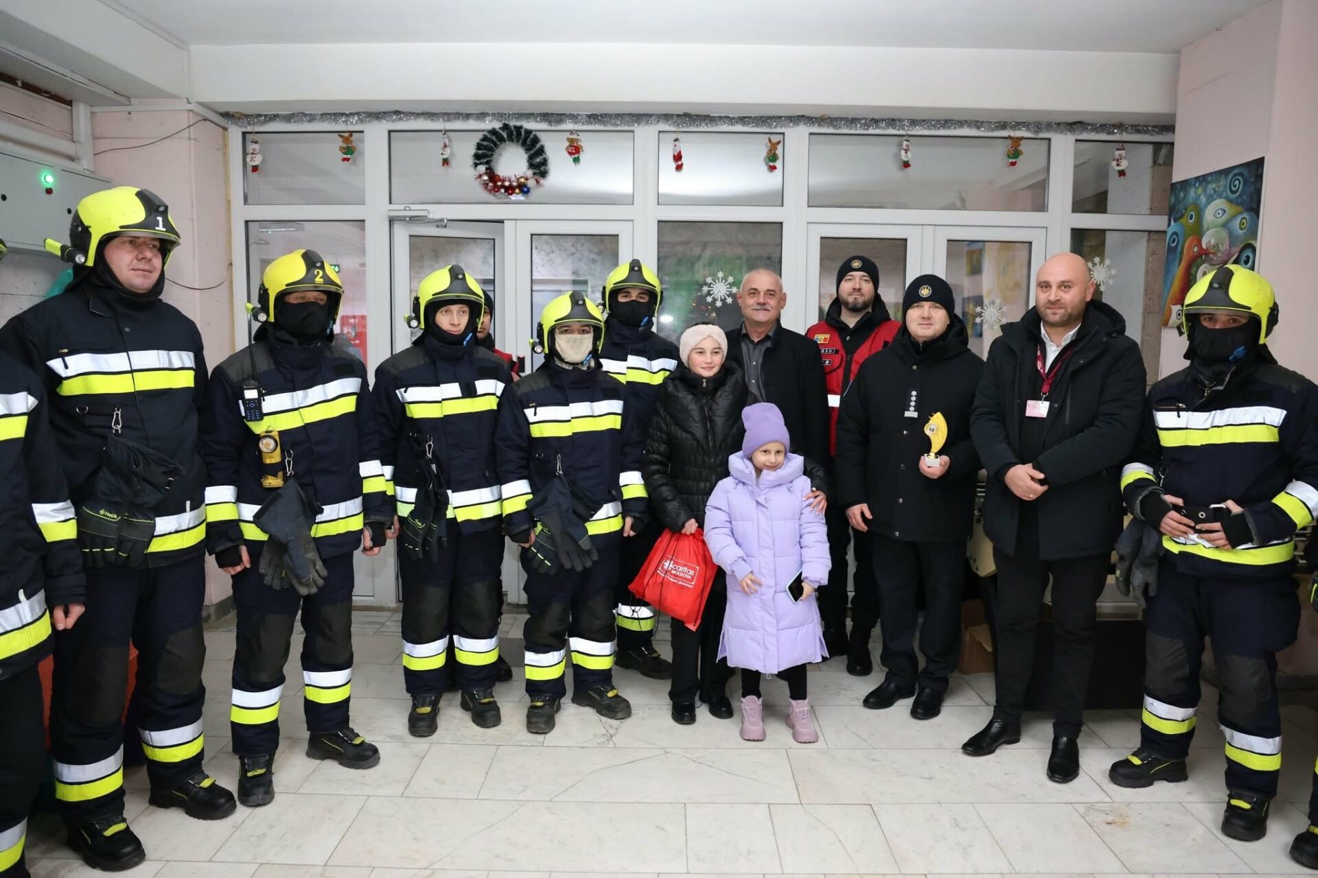 Caravana Salvatorilor și Pompierilor – ediția 2025 a adus spiritul sărbătorilor la Institutul Oncologic